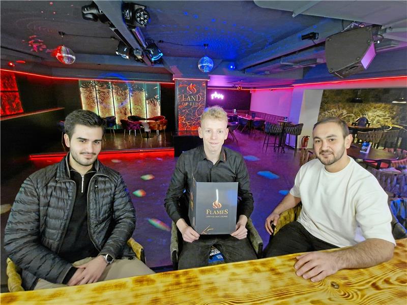 Dieses Trio kümmert sich ums „Flames“: Ulvi Mammadzade (Marketing), Elek Breskamp (Geschäftsführung) und Mamedow Schükür (Betreiber).