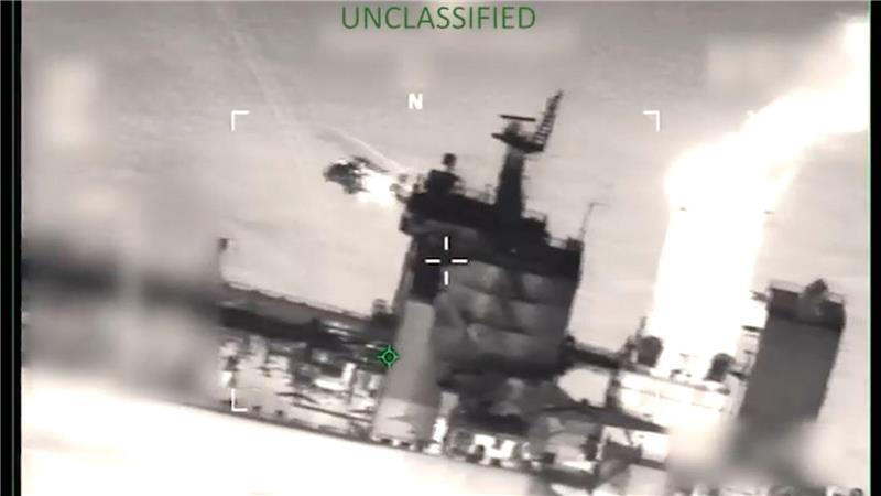 Dieses aus einem vom US-Verteidigungsministerium zur Verfügung gestellten Video und via AP veröffentlichte Foto zeigt, wie US-Streitkräfte am frühen Mittwoch in der Karibik an Bord der M/T Sophia gehen.