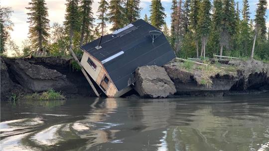 Dieses im Jahr 2021 aufgenommene und durch die Uni Wien zur Verfügung gestellte Foto zeigt eine Hütte, die im Zuge des Permafrost-Tauens und Erosion am kanadischen Mackenzie-Flussdelta zerstört wurde.