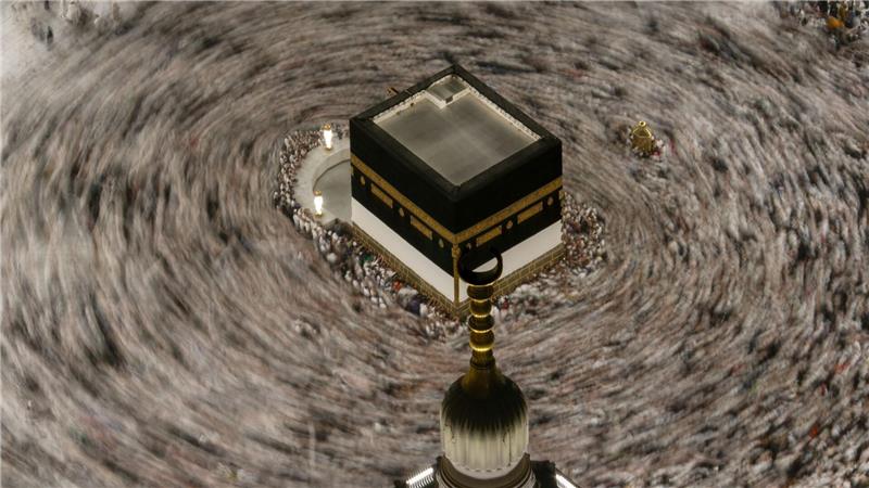Dieses mit einer langsamen Verschlusszeit aufgenommene Foto zeigt muslimische Pilger, die während der jährlichen Hadsch-Pilgerfahrt in Mekka, die Kaaba, die heiligste Stätte des Islams, an der Großen Moschee umrunden.