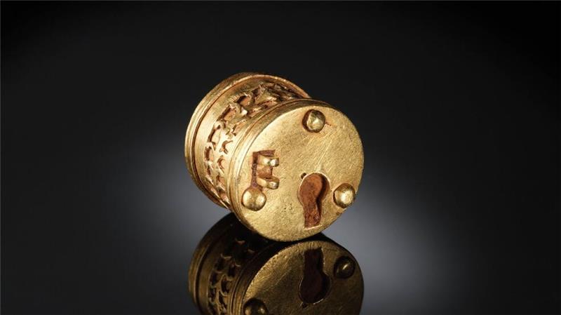 Archäologen präsentieren römisches Minischloss Dieses römische Miniatur-Dosenschloss aus Gold mit den Maßen 1,2 mal 1,1 Zentimeter hat ein Sondengänger 2023 in Petershagen gefunden. Der Landschaftsverband Westfalen-Lippe (LWL) stellt den Fund am Dienstag in Münster vor.