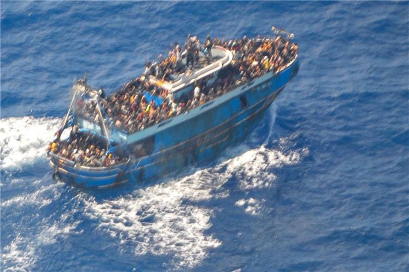 Dieses undatierte, von der griechischen Küstenwache am 14. Juni zur Verfügung gestellte Bild zeigt zahlreiche Menschen, auf dem Deck eines Fischerboots, das später vor Südgriechenland kenterte und sank.