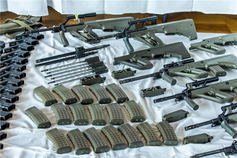 Österreich: Waffenlager bei rechten Rockern sichergestellt Dieses vom Bundesministerium für Inneres in Österreich zur Verfügung gestellte Foto zeigt von den Sicherheitsbehörden sichergestellte Waffen und Munition.