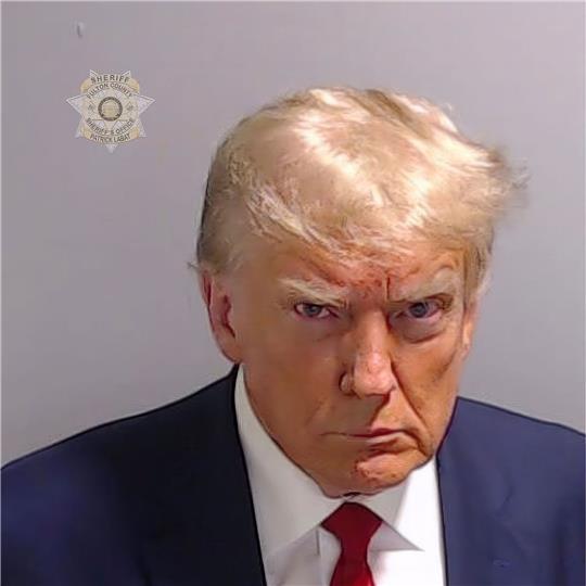 Dieses vom Fulton County Sheriff's Office zur Verfügung gestellte Foto zeigt Donald Trump nachdem er sich im Fulton County Jail in Atlanta gestellt hat.