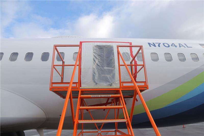 US-Luftfahrbehörde ermittelt gegen Boeing Dieses vom National Transportation Safety Board veröffentlichte Bild zeigt ein klaffendes Loch an der Stelle, an der sich die verkleidete Tür im Bereich des Rumpfes von Alaska Airlines Flug 1282 befand.