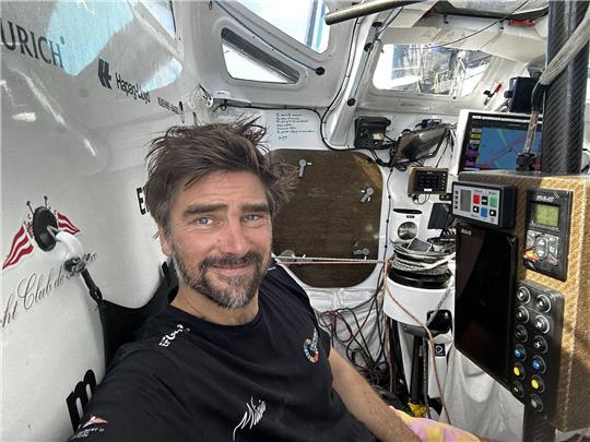 Dieses vom Team Malizia zur Verfügung gestellte Foto zeigt Boris Herrmann, Skipper, an Bord der «Malizia - Seaexplorer».