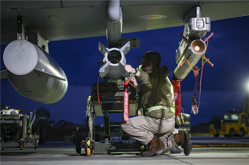 USA setzen im Nahen Osten auf Vergeltung und Abschreckung Dieses vom britischen Verteidigungsministerium zur Verfügung gestellte Foto zeigt einen Typhoon FRG4s, der für weitere Angriffe auf Ziele der Huthi vorbereitet wird.
