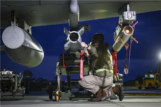 Dieses vom britischen Verteidigungsministerium zur Verfügung gestellte Foto zeigt einen Typhoon FRG4s, der für weitere Angriffe auf Ziele der Huthi vorbereitet wird.