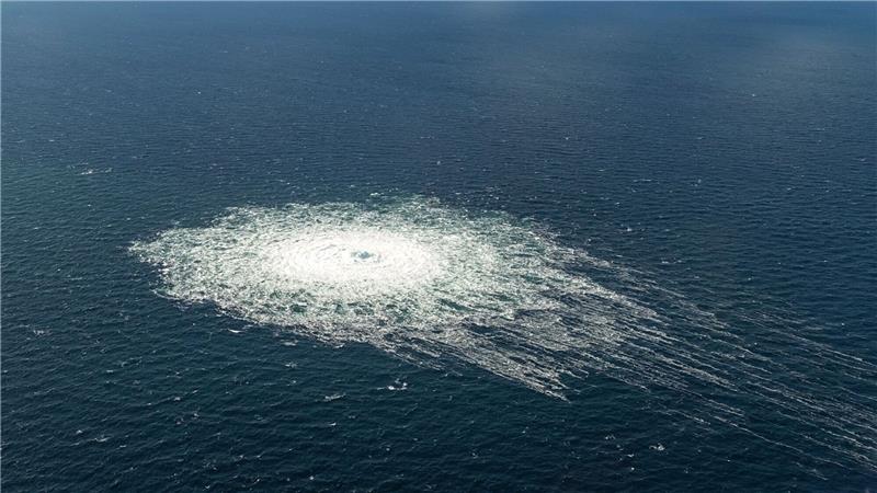 Dieses vom dänischen Verteidigungskommando zur Verfügung gestellte Foto zeigt das Nord-Stream-2-Gasleck in der Nähe von Bornholm.
