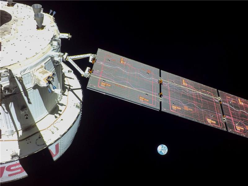 Dieses von der NASA zur Verfügung gestellte Bild zeigt einen Blick zurück auf die Erde am 9. Flugtag der «Orion»-Raumkapsel.