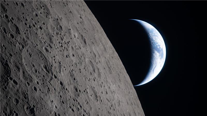 Dieses von der NASA zur Verfügung gestellte Foto zeigt die Erde, die hinter dem Mond untergeht.