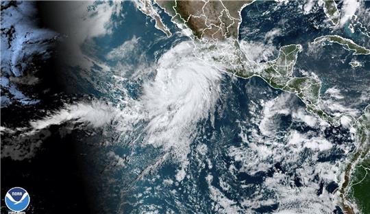 Dieses von der National Oceanic and Atmospheric Administration (NOAA) zur Verfügung gestellte Satellitenbild zeigt den Hurrikan «Hilary» vor der Pazifikküste Mexikos.