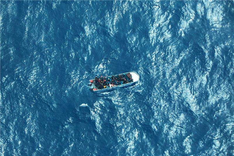 Dieses von der humanitären Organisation Sea-watch zur Verfügung gestellte Bild zeigt Menschen in Seenot auf dem Mittelmeer.