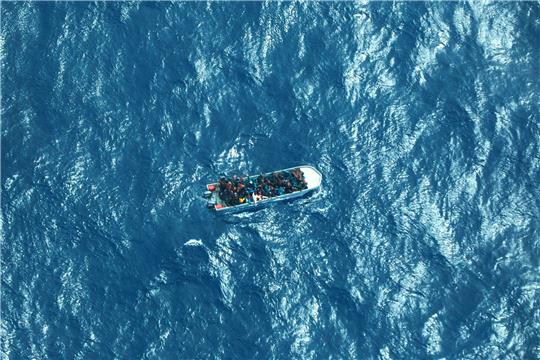 Dieses von der humanitären Organisation Sea-watch zur Verfügung gestellte Bild zeigt Menschen in Seenot auf dem Mittelmeer.