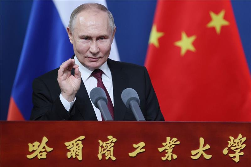 Dieses von der staatlichen russischen Nachrichtenagentur Sputnik via AP veröffentlichte Foto zeigt Wladimir Putin während eines Gesprächs mit Studenten des Harbin Institute of Technology in Harbin.