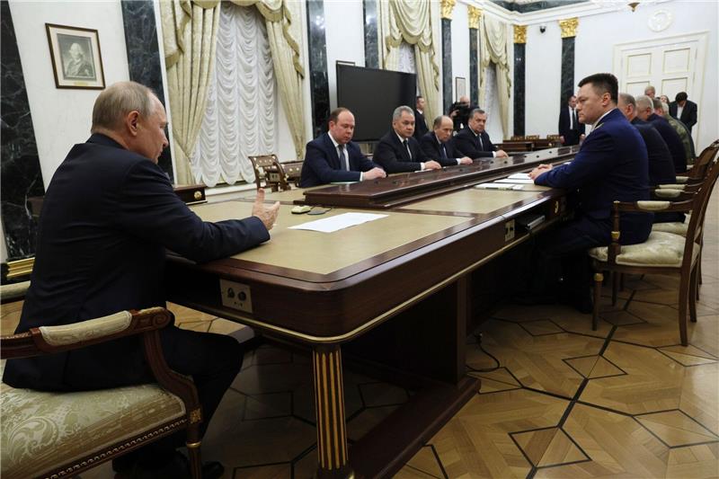Krieg gegen die Ukraine: So ist die Lage Dieses von der staatlichen russischen Nachrichtenagentur Sputnik via AP veröffentlichte Foto zeigt Kremlchef Wladimir Putin (l) während einer Sitzung des russischen Sicherheitsrates.