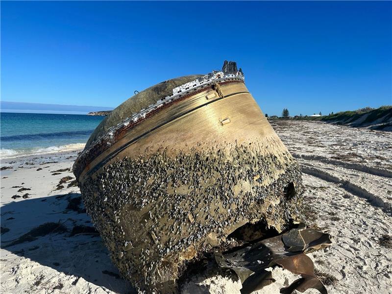 Mysteriöses Objekt an australischen Strand gespült Dieses zylindrische Gerät wurde am Strand von Green Head etwa 250 Kilometer nördlich von Perth angespült.