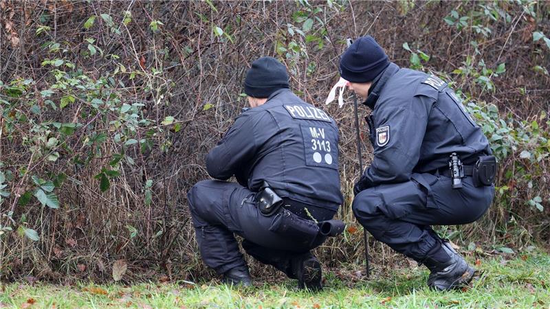 Fall Fabian: Neue Suchaktion der Polizei am Leichen-Fundort Diesmal durchkämmten Ermittler eine Wiese und die angrenzenden Büsche.