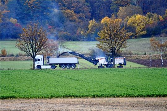 Diesmal ist bei Dörnten eine Fräse im Einsatz: Der mit Mängeln behaftete alte Asphalt wird beseitigt, um eine neue Deckschicht einzubauen. Foto: Gereke