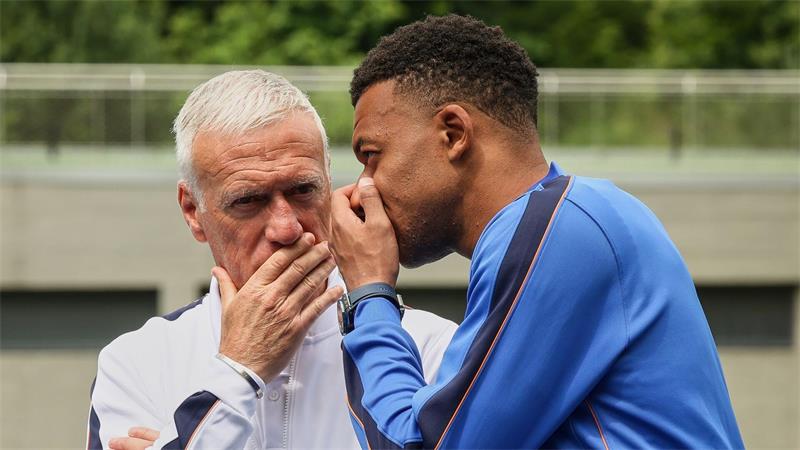 Diesmal kann Deschamps seinem Torjäger Kylian Mbappé keine Anweisungen von der Seitenlinie geben. (Archivbild)