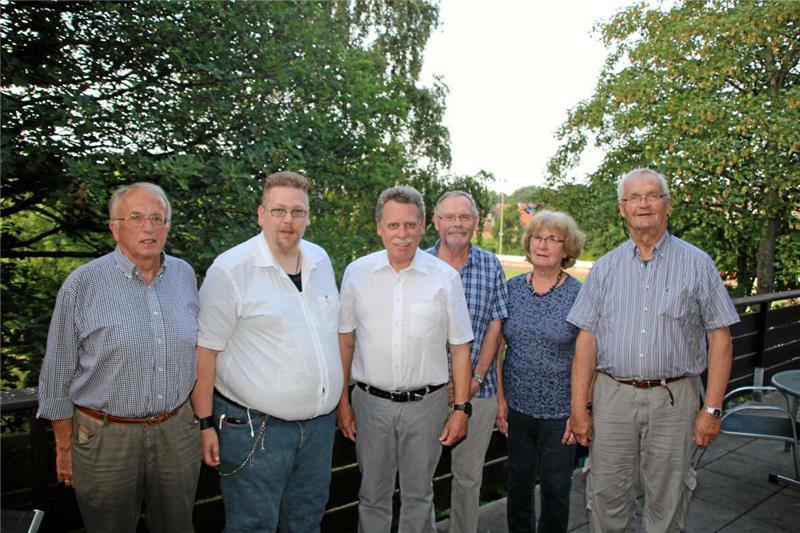Dieter Barthold (li.) und Dr. Jürgen Lauterbach (3. v. li.) ehren Tobias Stiller, Hans-Jörg Wasow, Inge Sommer und Peter Bohlmann (v. li.) für langjährige Mitgliedschaft im VfL Oker.  Foto: Hohaus