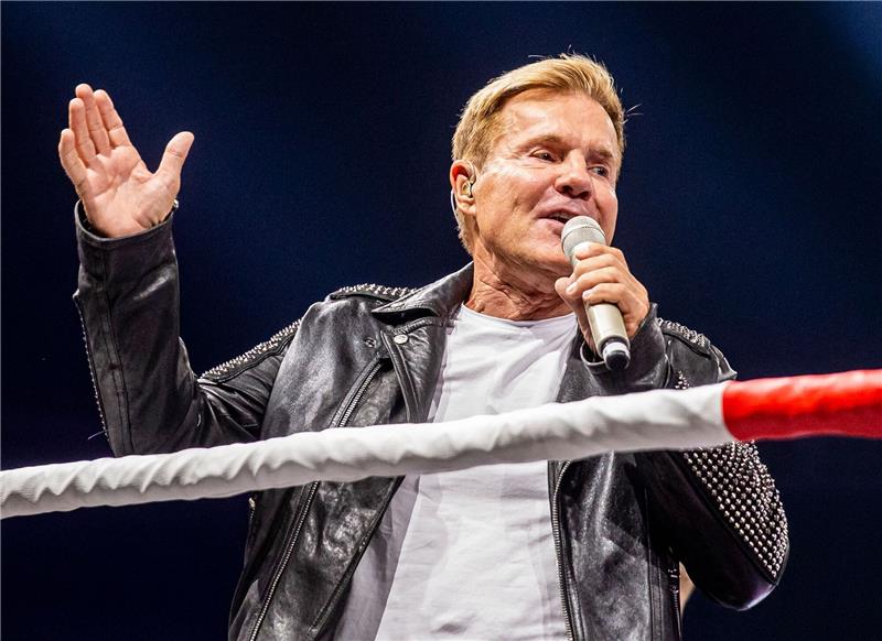 Dieter Bohlen, Musikproduzent und DSDS-Juror singt beim Event "Beat & Box" in einem Boxring.