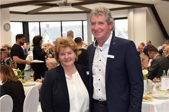 Dieter Brinkmann, hier mit seiner Frau Andrea, hat Abschied genommen als Vorstandschef der Volksbank. Foto: Kleine