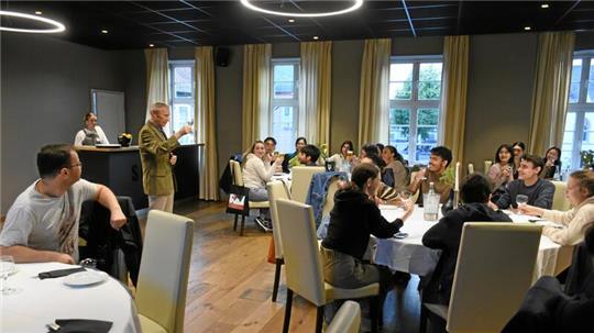 Dieter Freesemann prostet den Gästen beim Begrüßungsessen für alle Kurse im „Schiefer“ zu.