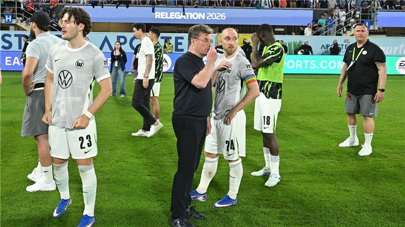 „Ich fühle mich gut“: Der Eriksen-Schock und die Folgen Dieter Hecking und Christian Eriksen nach dem Bundesliga-Abstieg des VfL Wolfsburg. (Archivbild)
