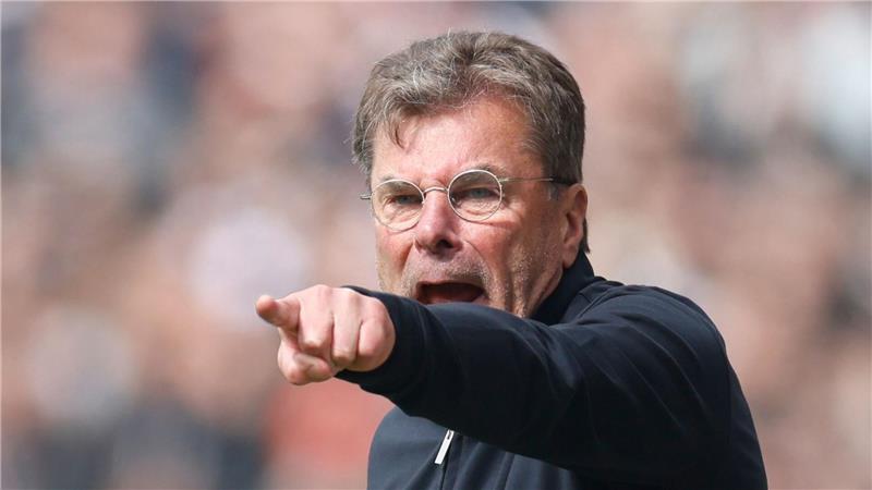 Dieter Hecking will den VfL Wolfsburg über die Relegation zum Klassenerhalt führen. (Archivbild)