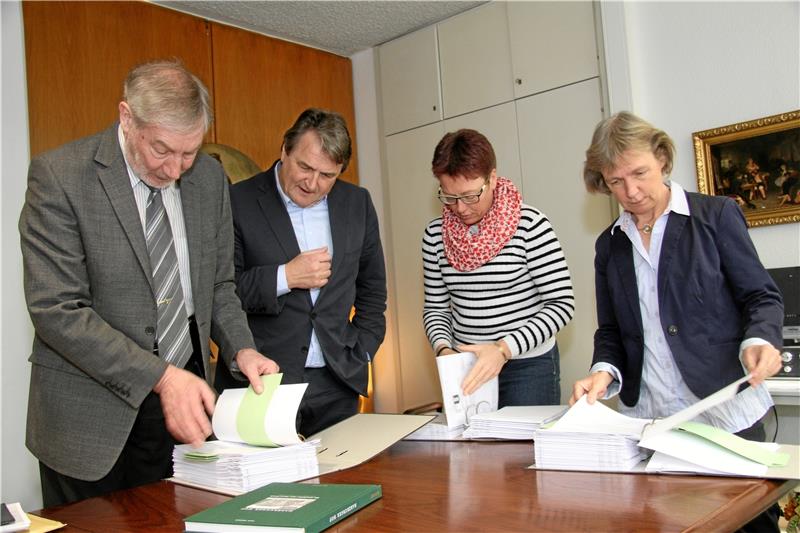 Dieter Köhler (2.v.l.) reicht den Bauantrag im Rathaus bei Bürgermeister Ralf Abrahms und Stadtplanerin Ines Seltitz (2.v.r) ein. Die geben sie postwendend an Anke Ristau weiter, die die Unterlagen beim Landkreis bearbeitet. Foto: Schlegel