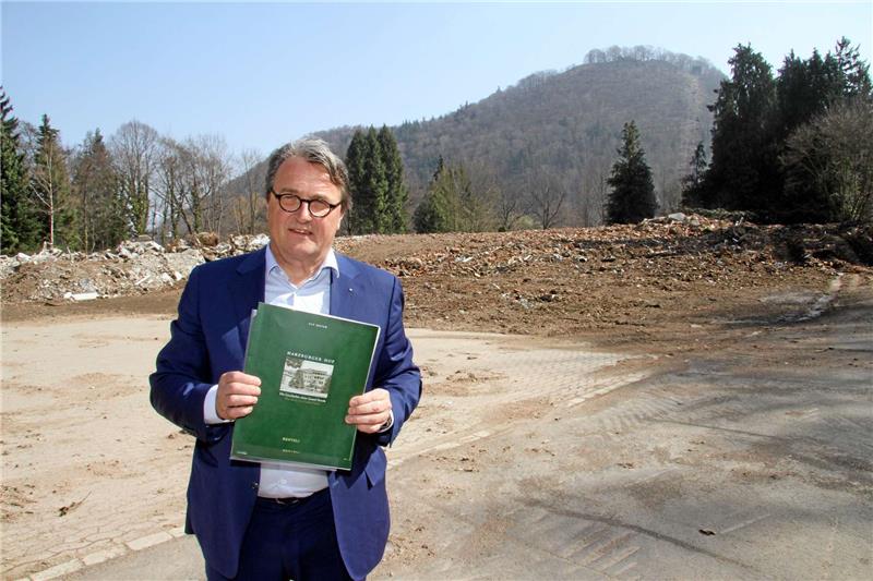 Harzburger Hof: Im Frühjahr soll der Grundstein liegen Dieter Köhler mit dem Einband des Buches über den Harzburger Hof. Ende September soll es auf den Markt kommen.