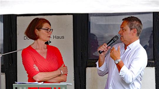 Dieter Nuhr und Dr. Bettina Ruhrberg im Gespräch.