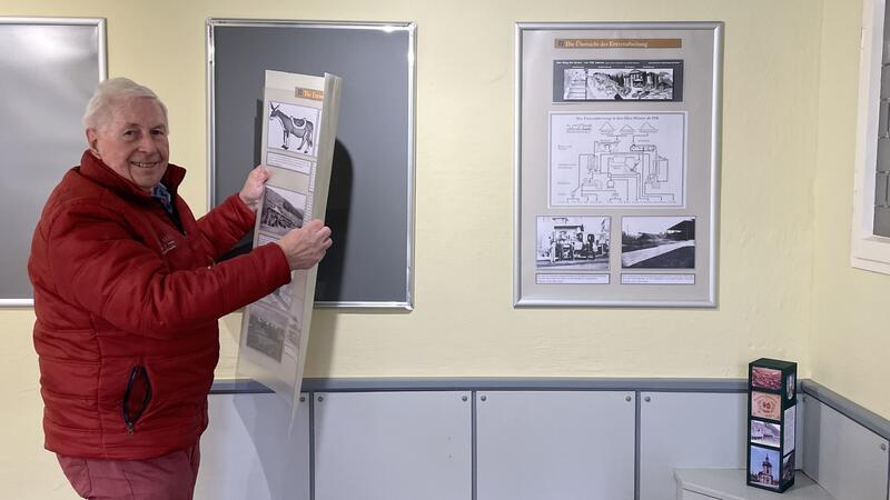 Neue Ausstellung im Okeraner Teehaus nach der Winterpause Dieter Sandte baut die Ausstellung während der Winterpause um.