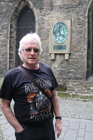 Dietrich Zychla, der Vorsitzende der Stadtführergilde, ärgert sich über den Zustand der Christian-von-Dohm-Plakette an der Goslarer Marktkirche.
