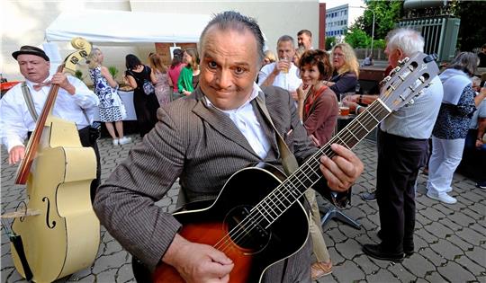 Digger und Dig stimmen das Publikum der Langen Nächte auf Kleinkunst und Kultur ein und verleihen der mit gastronomischen Ständen ausgestatteten Außenfläche Festival-Charakter. Fotos: Zietz