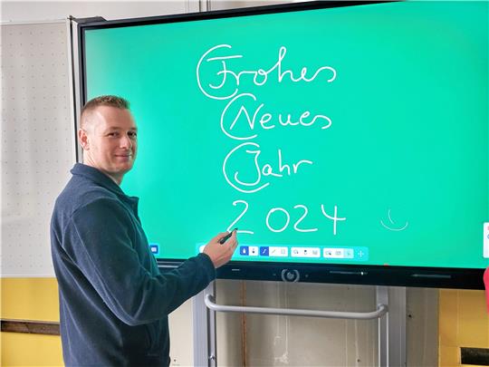 Digital-Koordinator Andreas Sachtleben testet die neuen digitalen Whiteboards. Foto: Roß