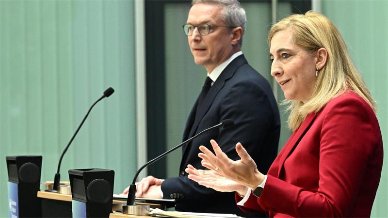Weniger Papierkram: Regierung entlastet Bürger und Firmen Digitalisierung ist nicht nur für den Digitalminister der Schlüssel zum Erfolg, sondern auch für die Gesundheitsministerin.