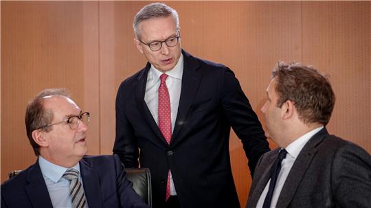 Digitalminister Karsten Wildberger (CDU, Mitte) soll die Fäden beim Thema Entbürokratisierung zusammenführen. 