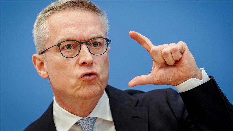 Digitalminister Karsten Wildberger (CDU) unterstützt die Idee einer Altersgrenze für Social Media und hält auch Smartphone-Verbote an Schulen für sinnvoll. (Archivbild)