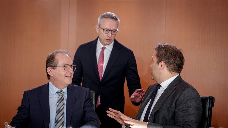Digitalminister Karsten Wildberger – hier im Gespräch mit Innenminister Alexander Dobrindt (l.) und Finanzminister Lars Klingbeil – soll die Fäden bei der Staatsmodernisierung zusammenführen. 