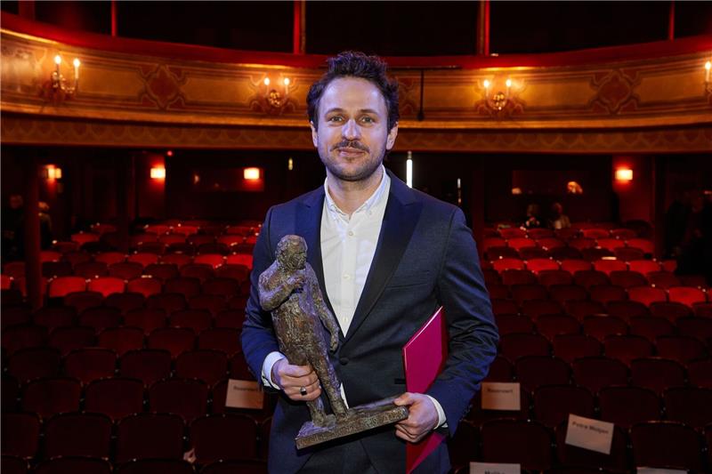 Dimitrij Schaad erhält Ulrich-Wildgruber-Preis Dimitrij Schaad nach der Verleihung des Ulrich-Wildgruber-Preises auf der Bühne im St. Pauli Theater.