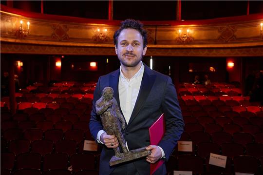 Dimitrij Schaad erhält Ulrich-Wildgruber-Preis Dimitrij Schaad nach der Verleihung des Ulrich-Wildgruber-Preises auf der Bühne im St. Pauli Theater.