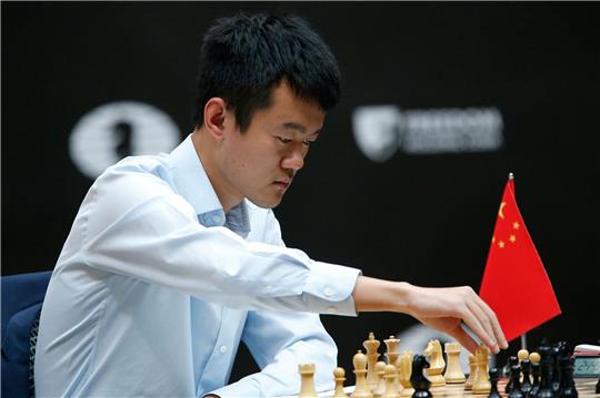 Ding Liren holte sich im Tiebreak den WM-Titel.