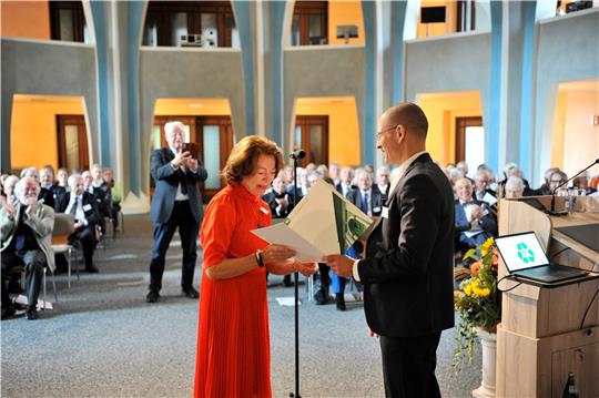 Diplom-Ingenieurin Brigitte Erhard-Boos, die heute in Heidelberg lebt, erhält 50 Jahre nach ihrem Abschluss in Clausthal ihr „Gold-Diplom“ von Vizepräsident Prof. Christian Bohn. Foto: Ernst/TU Clausthal