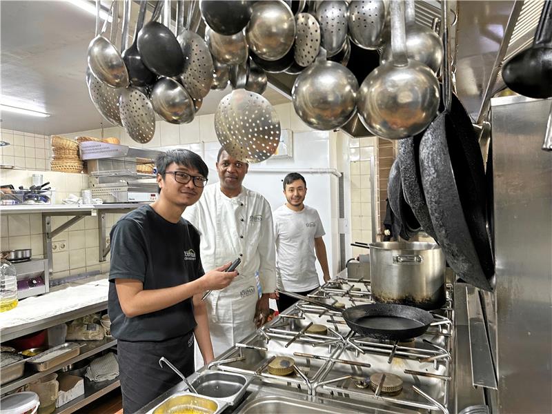 Dippa Ramdhani lernt bei Küchenchef Rafael Langa und Beikoch Rahmat Hosseini (von links) in der Küche des Hotels „Altes Forsthaus“ in Braunlage, wie Speisen lecker zubereitet werden.  Fotos: Eggers