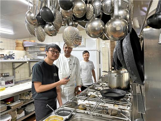 Dippa Ramdhani lernt bei Küchenchef Rafael Langa und Beikoch Rahmat Hosseini (von links) in der Küche des Hotels „Altes Forsthaus“ in Braunlage, wie Speisen lecker zubereitet werden.  Fotos: Eggers