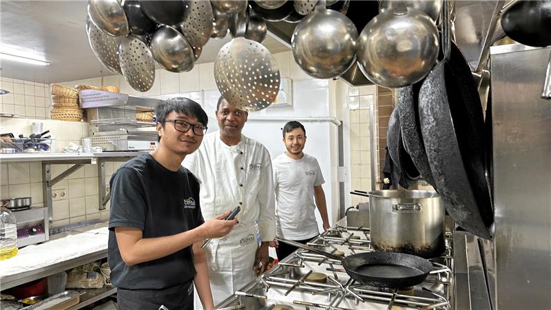Dippa Ramdhani lernt im Januar 2023 bei Küchenchef Rafael Langa und Beikoch Rahmat Hosseini (von links) in der Küche des Hotels „Altes Forsthaus“ in Braunlage.