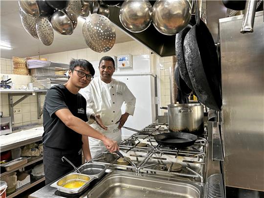 Dippa Ramdhani (links) lernt bei Küchenchef Rafael Langa in der Küche des Hotels „Altes Forsthaus“ in Braunlage, den Beruf des Kochs.  Fotos: Eggers
