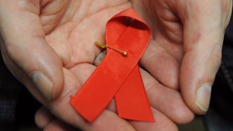 Dir rote Schleife ist ein Symbol der Solidarität mit HIV-Positiven und Aids-Kranken.(Archivbild)
